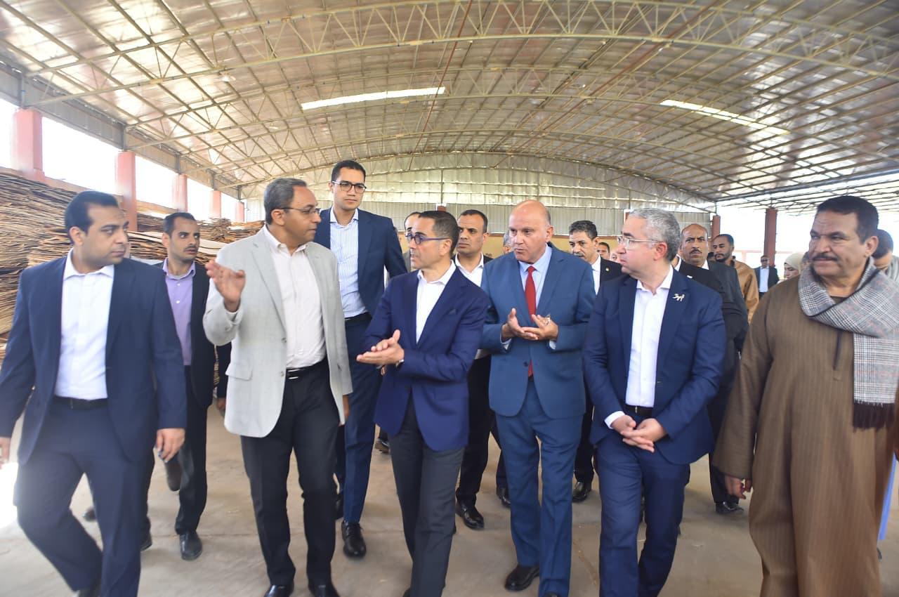 وزير الاستثمار ومحافظ قنا يتفقدان سير العمل بالمنطقة الحرة العامة بقفط