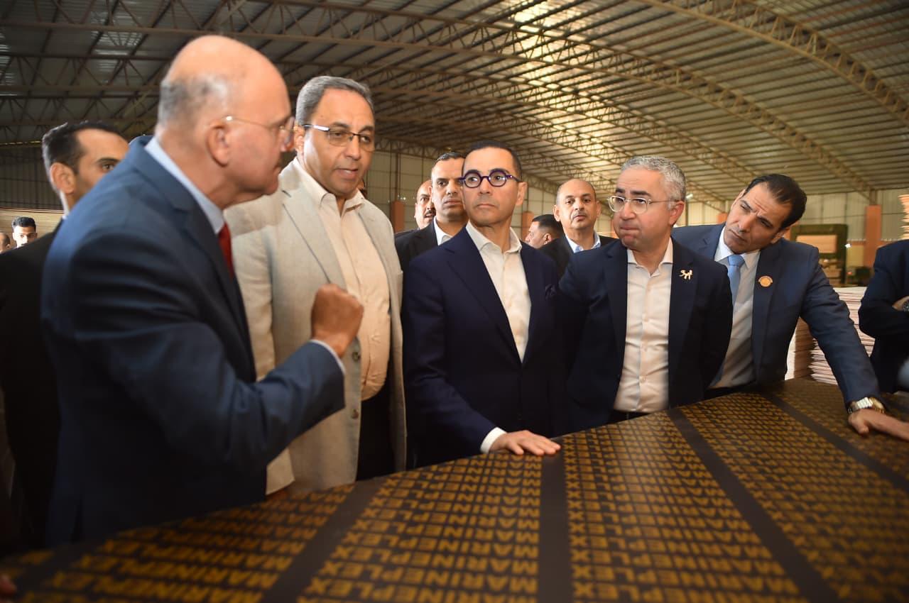 وزير الاستثمار ومحافظ قنا يتفقدان سير العمل بالمنطقة الحرة العامة بقفط
