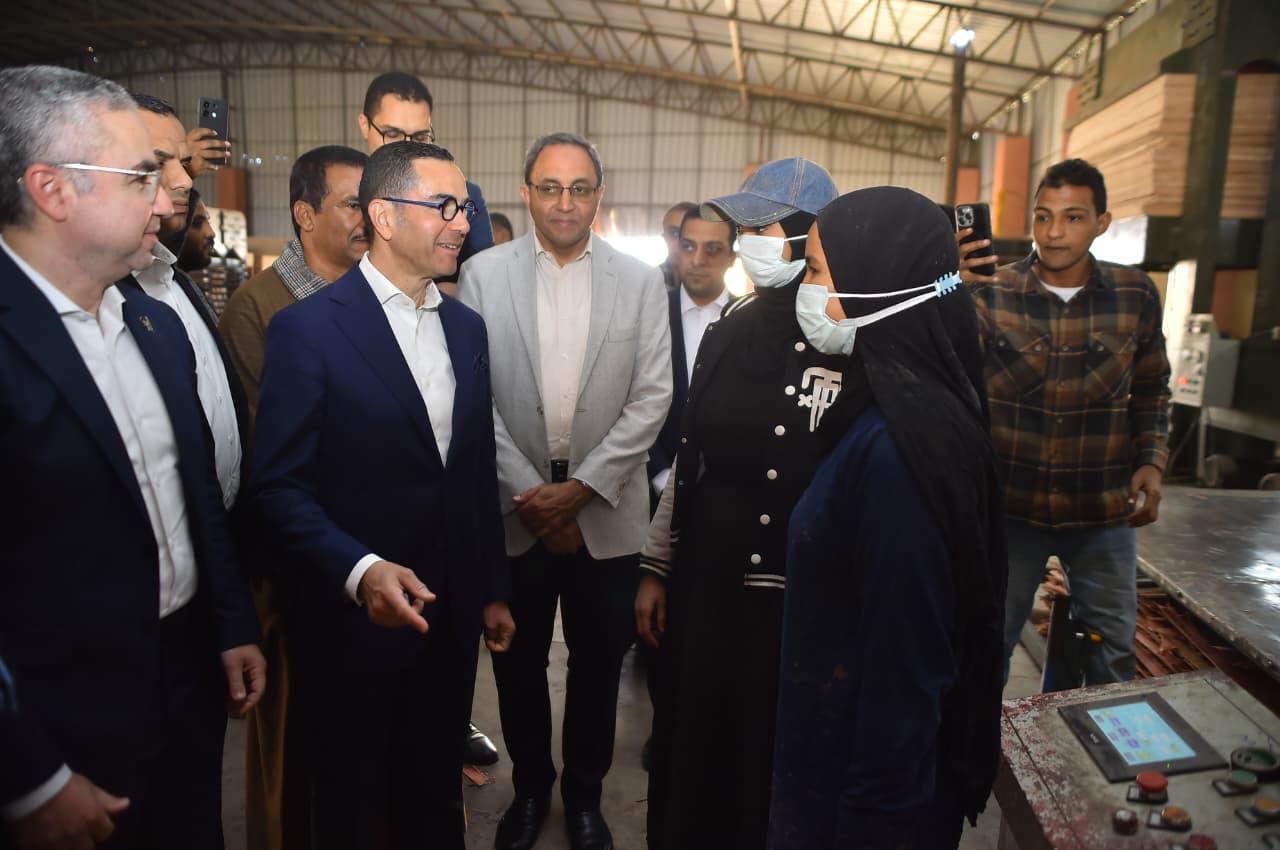 وزير الاستثمار ومحافظ قنا يتفقدان سير العمل بالمنطقة الحرة العامة بقفط