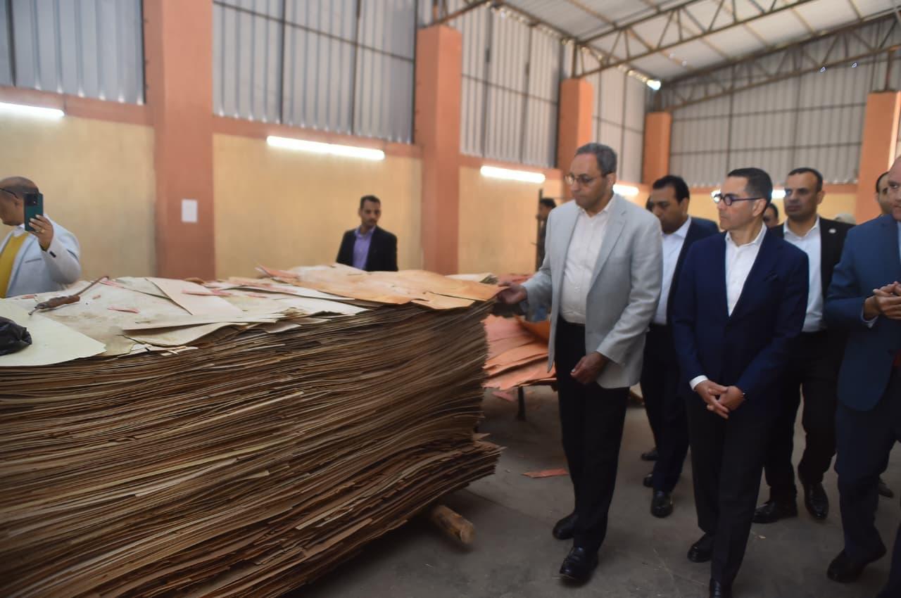 وزير الاستثمار ومحافظ قنا يتفقدان سير العمل بالمنطقة الحرة العامة بقفط