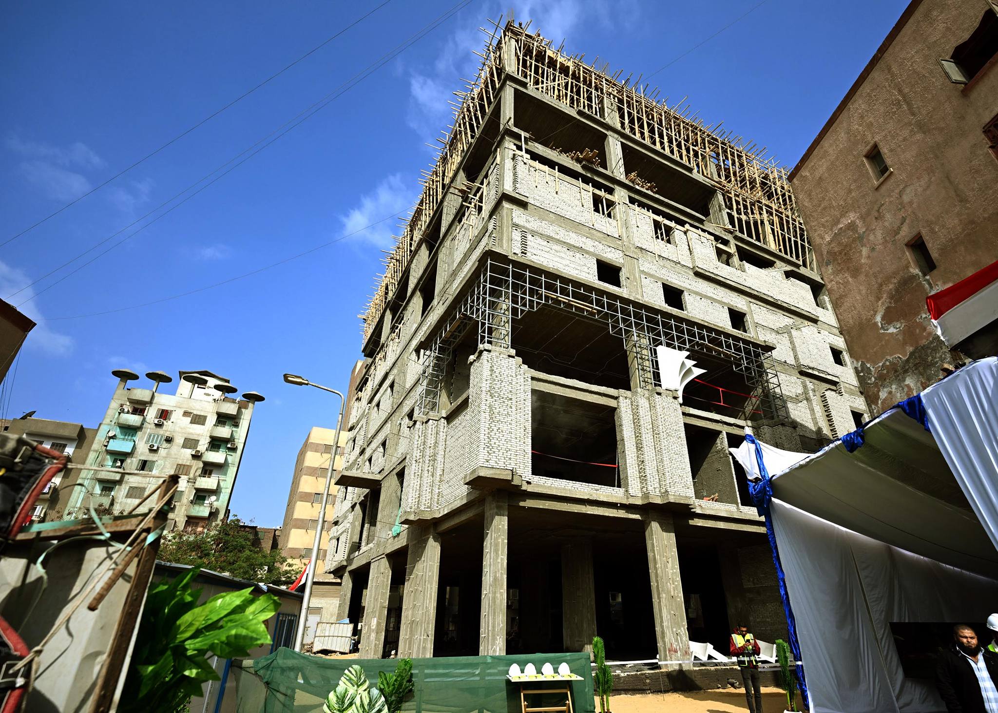 رئيس الوزراء يتفقد أعمال تطوير مستشفى أم المصريين العام