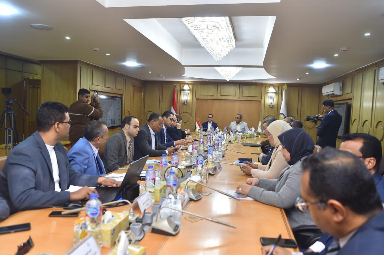 وزير الاستثمار يناقش مع محافظ قنا فرص الاستثمار بالمحافظة
