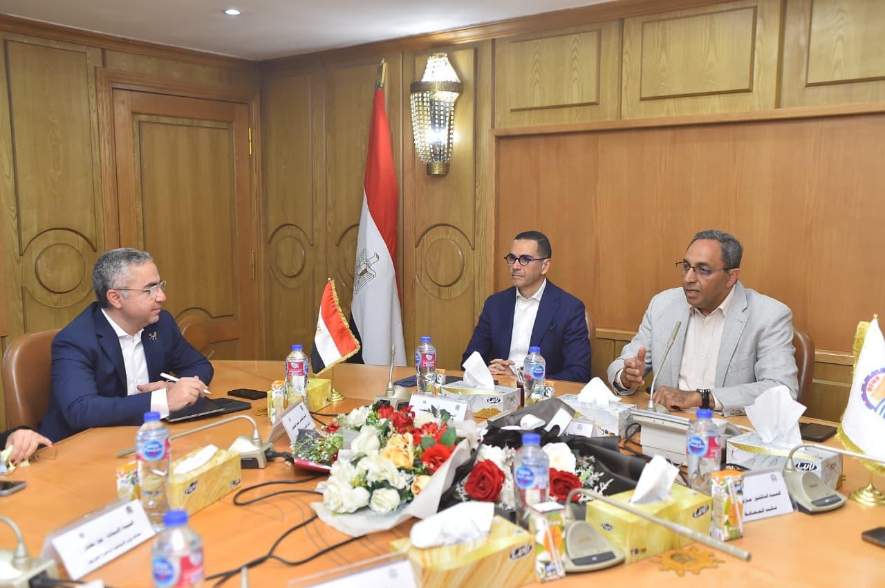 وزير الاستثمار يناقش مع محافظ قنا فرص الاستثمار بالمحافظة