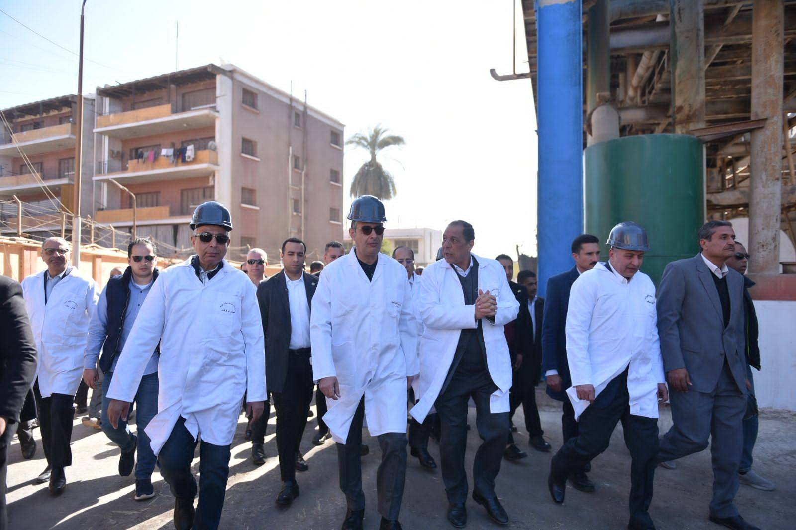 وزير التموين ومحافظ المنيا يتفقدان مصنع سكر أبو قرقاص