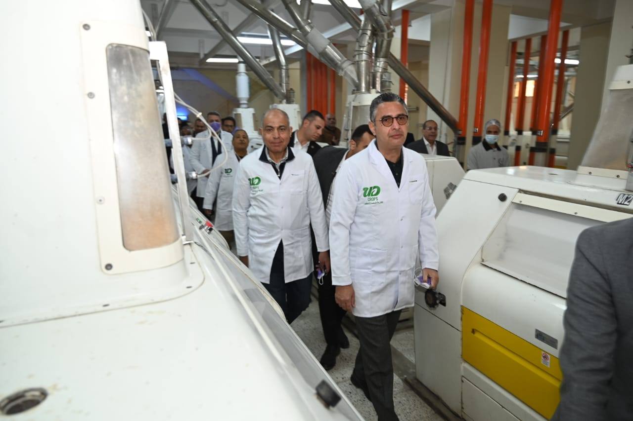 وزير التموين ومحافظ المنيا يتفقدان مصنع سكر أبو قرقاص