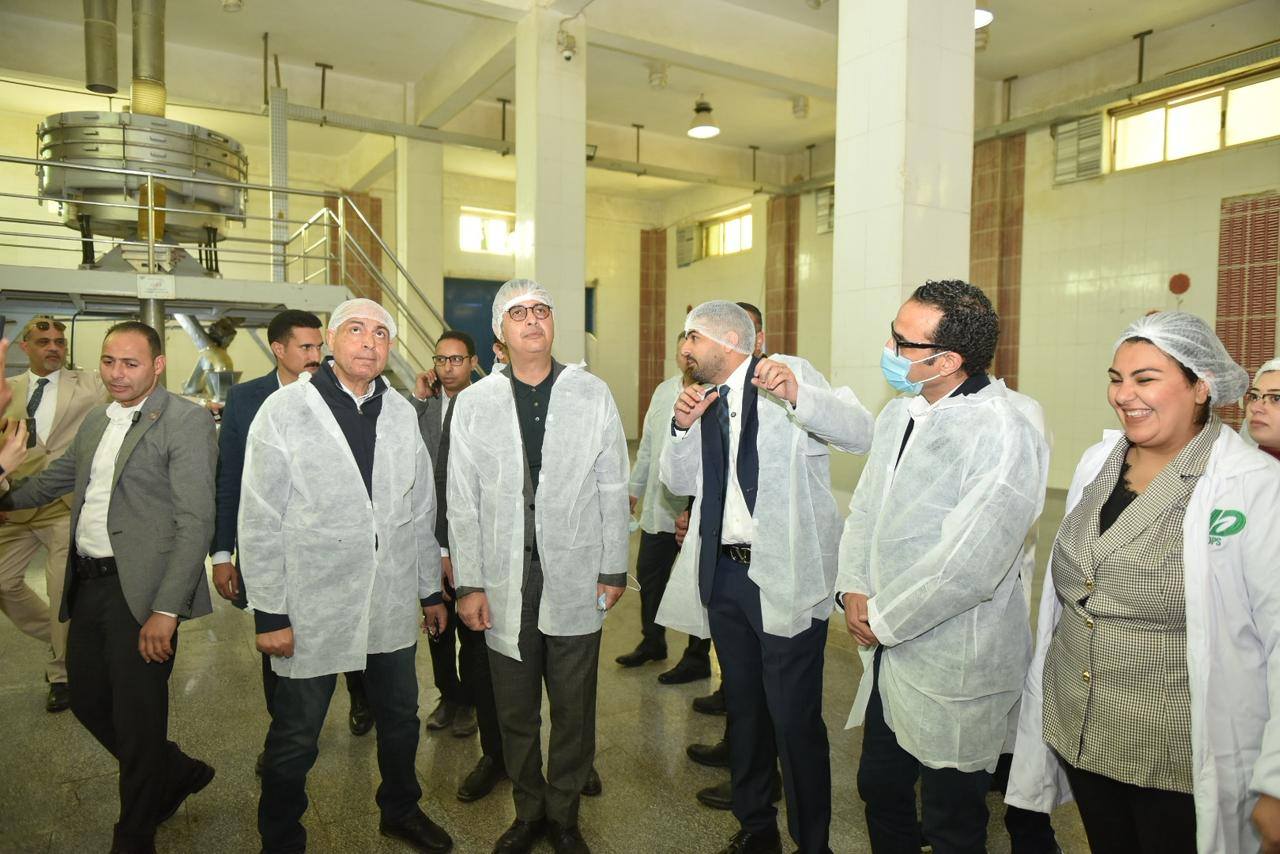 وزير التموين ومحافظ المنيا يتفقدان مصنع سكر أبو قرقاص