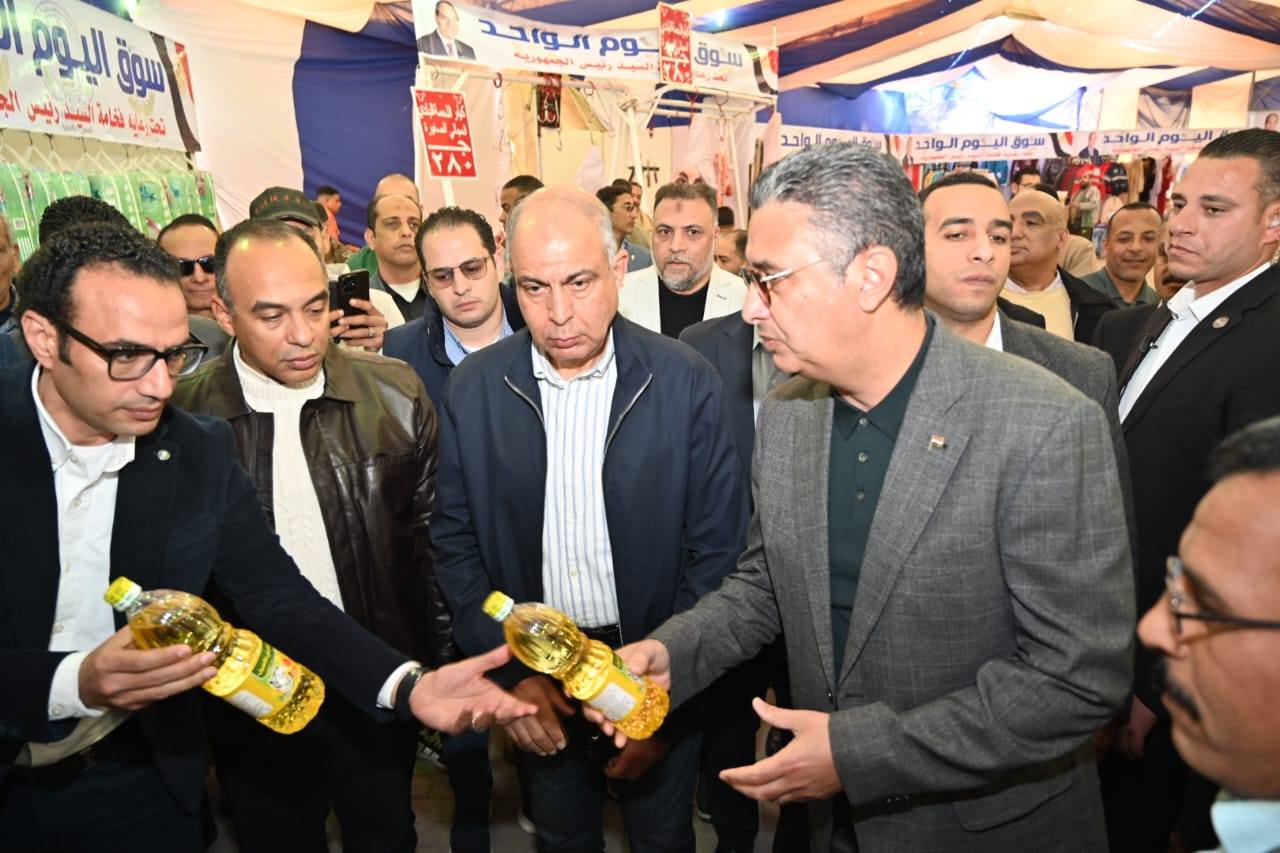وزير التموين ومحافظ المنيا يمران على عدد من الأنشطة التموينية بالمحافظة
