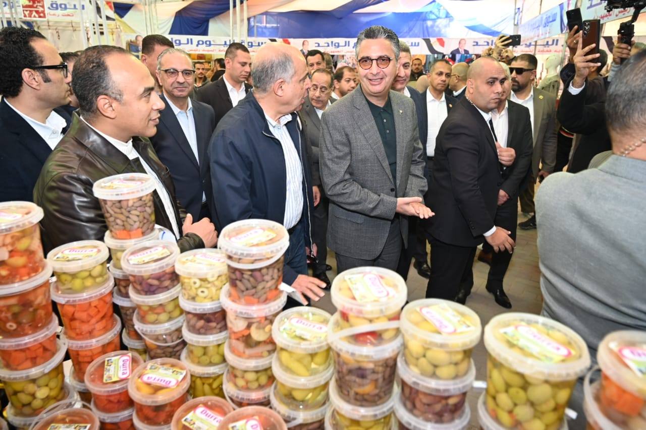 وزير التموين ومحافظ المنيا يمران على عدد من الأنشطة التموينية بالمحافظة