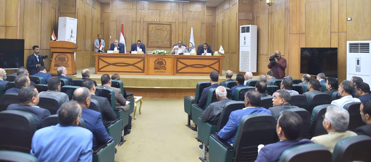 لقاء وزير الاستثمار مع مستثمري قنا