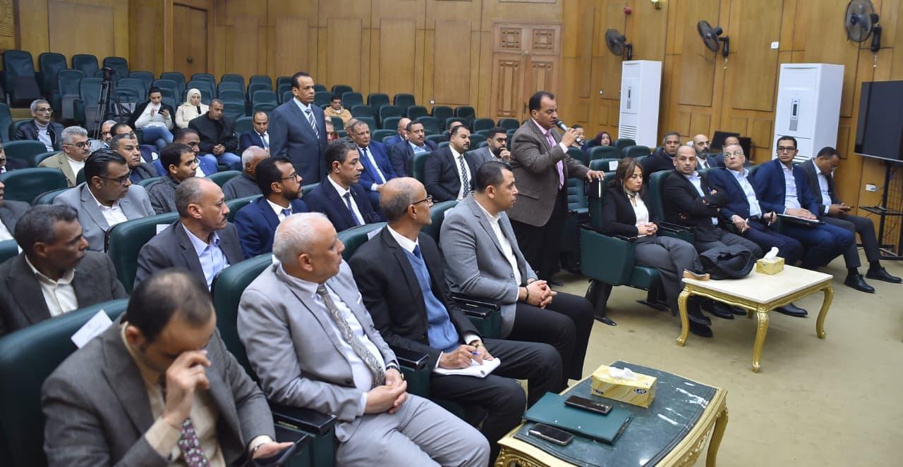 لقاء وزير الاستثمار مع مستثمري قنا