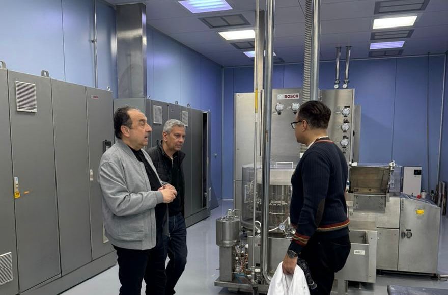 وزير قطاع الأعمال يتفقد مصانع مصر للمستحضرات الطبية