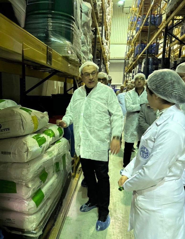 وزير قطاع الأعمال يتفقد مصانع مصر للمستحضرات الطبية