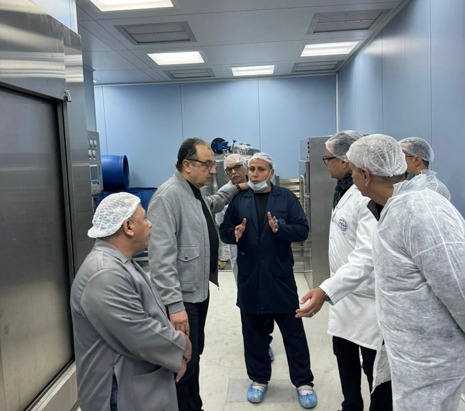 وزير قطاع الأعمال يتفقد مصانع مصر للمستحضرات الطبية