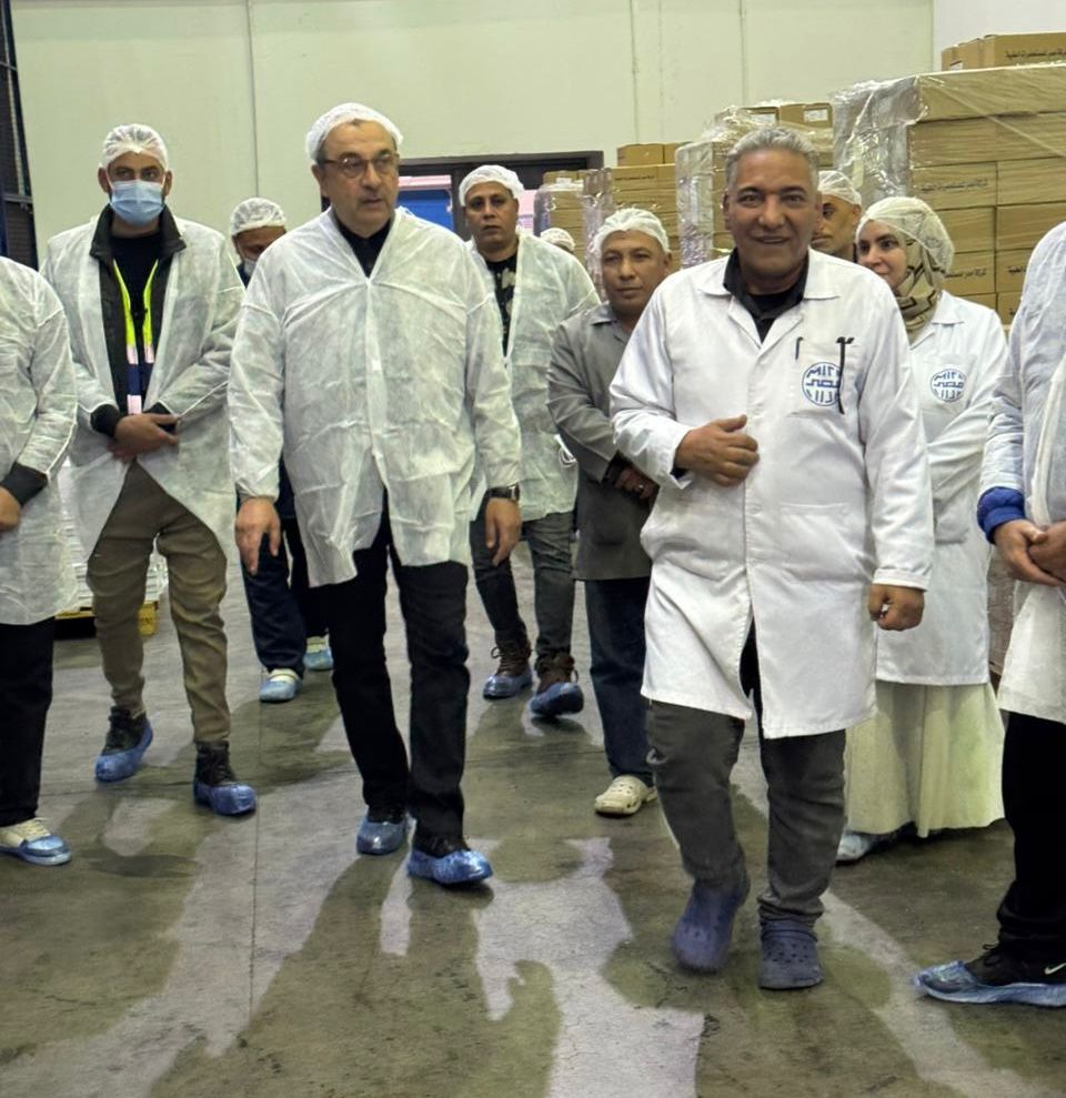 وزير قطاع الأعمال يتفقد مصانع مصر للمستحضرات الطبية