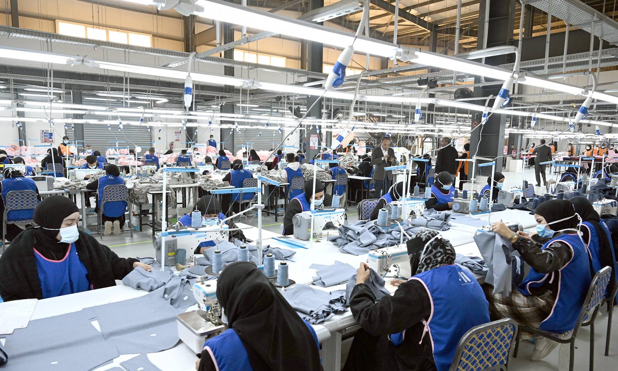 رئيس الوزراء يفتتح مصنع وامي فاشون للملابس الجاهزة