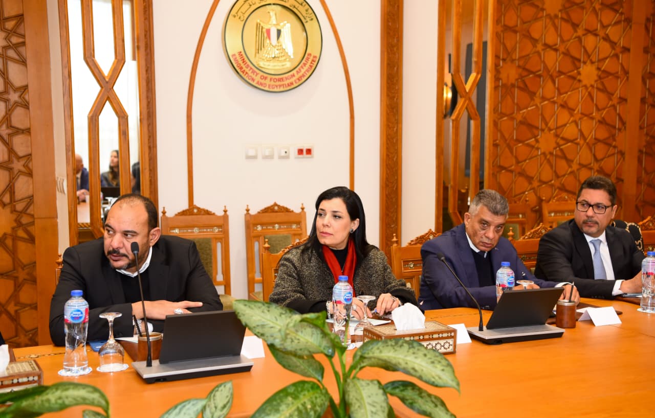 وزير الخارجية يلتقي بعدد من كبار رجال الأعمال وممثلي القطاع الخاص والشركات المصرية