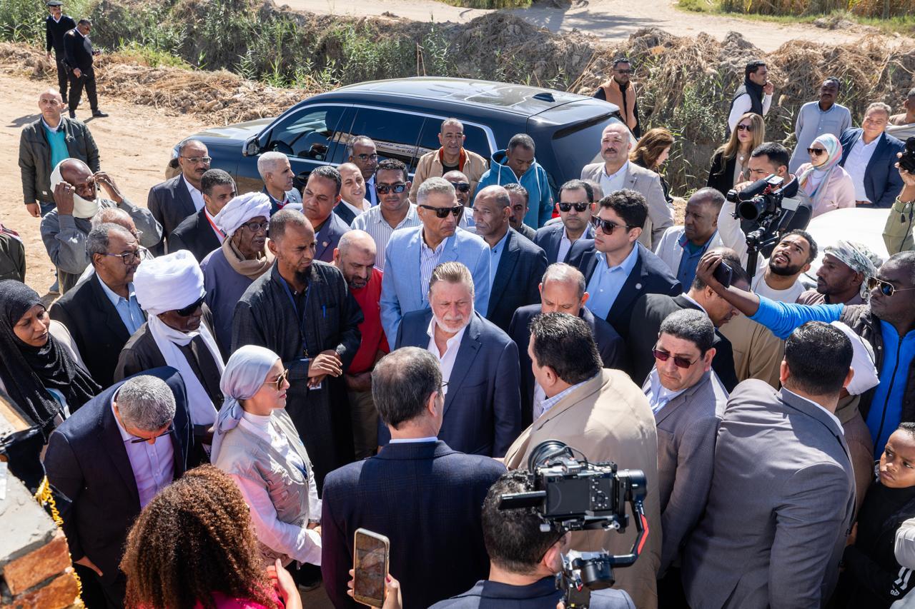 محافظ البنك المركزي ووزير الزراعة يتفقدان عدد من القرى بمحافظة أسوان