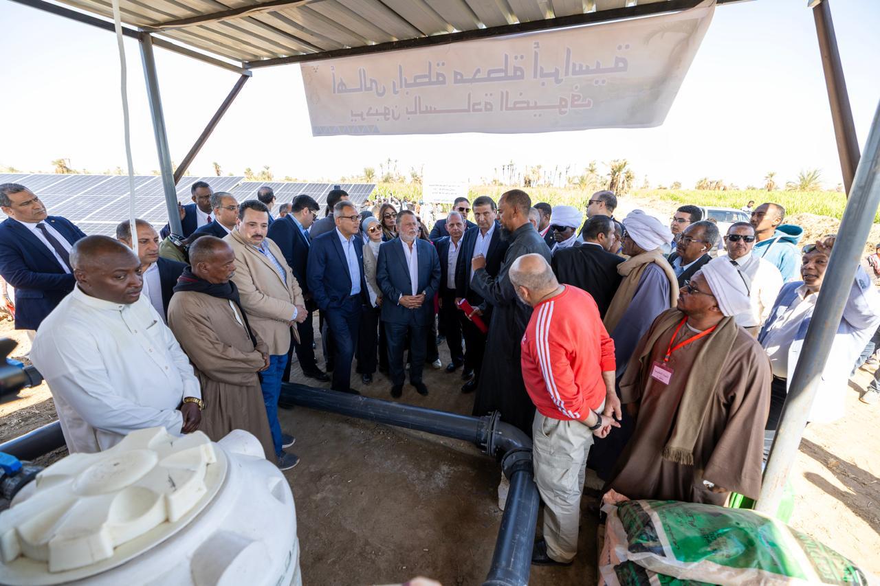 محافظ البنك المركزي ووزير الزراعة يتفقدان عدد من القرى بمحافظة أسوان