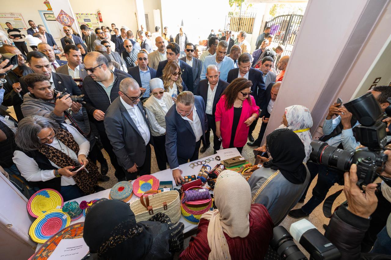 محافظ البنك المركزي ووزير الزراعة يتفقدان عدد من القرى بمحافظة أسوان