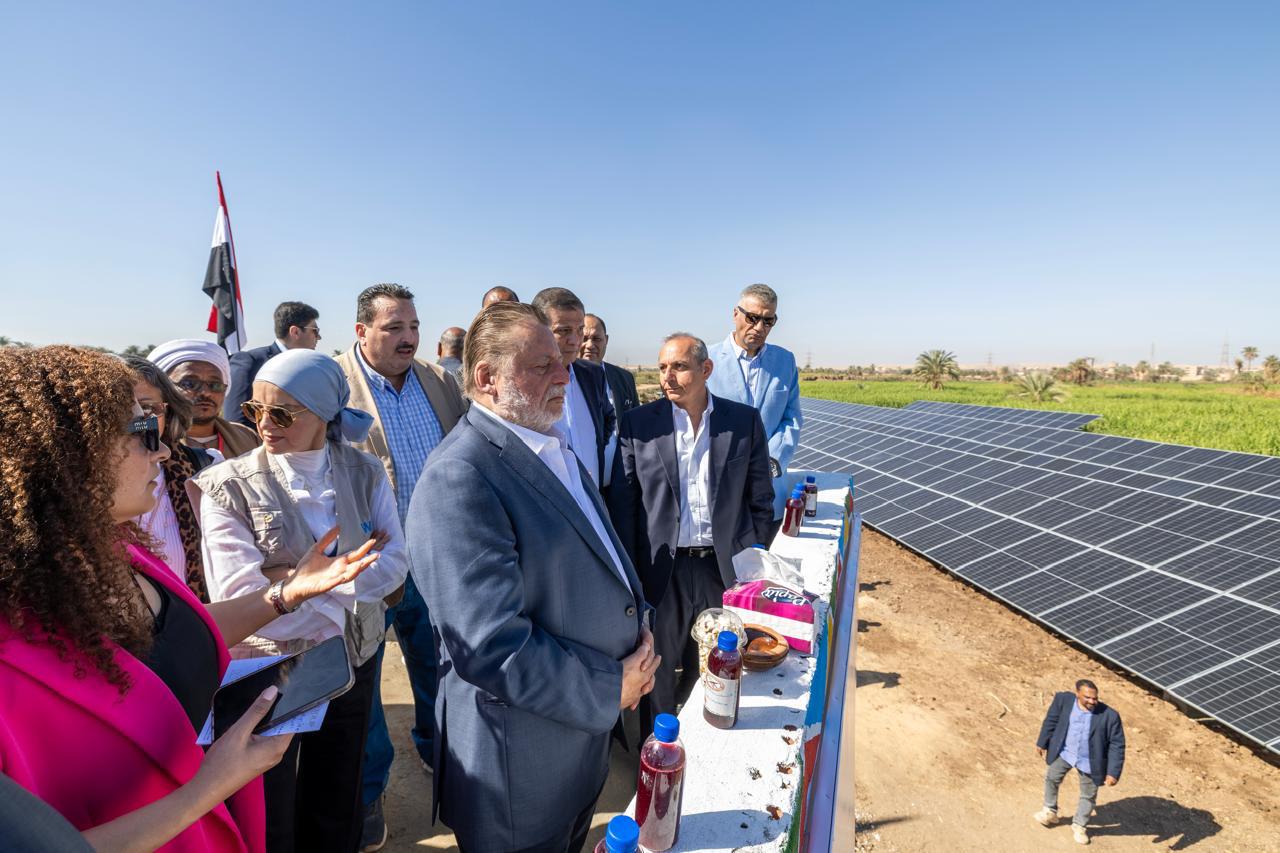 محافظ البنك المركزي ووزير الزراعة يتفقدان عدد من القرى بمحافظة أسوان