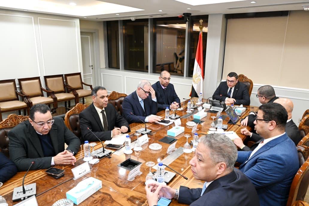 وزير الإسكان يتابع مشروعات والصيانة ومنظومة النظافة بالشروق