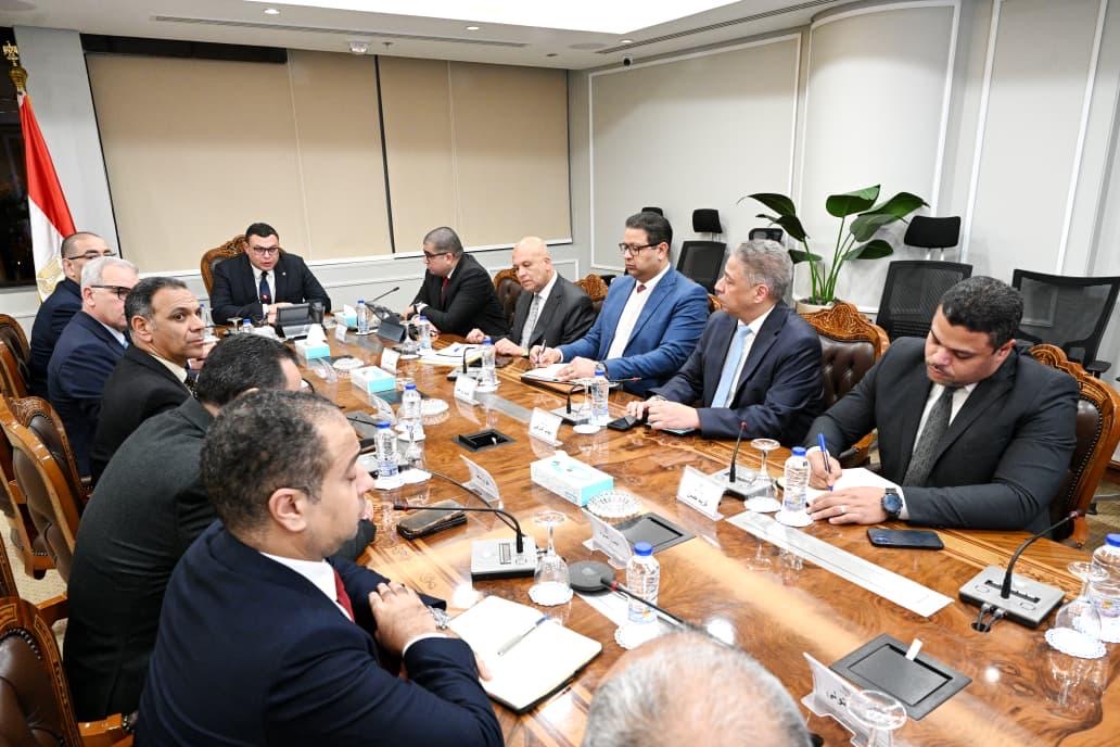 وزير الإسكان يتابع مشروعات والصيانة ومنظومة النظافة بالشروق