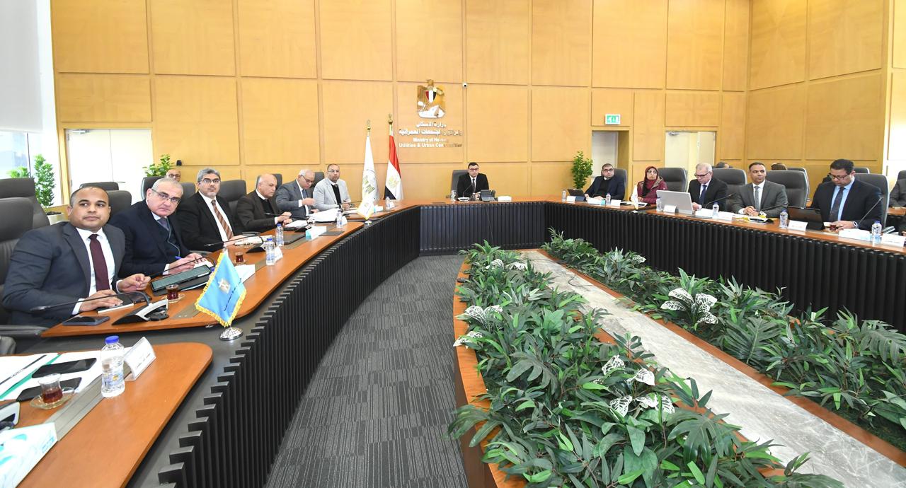 وزير الإسكان يتابع تنفيذ مشروعات هيئة المجتمعات العمرانية