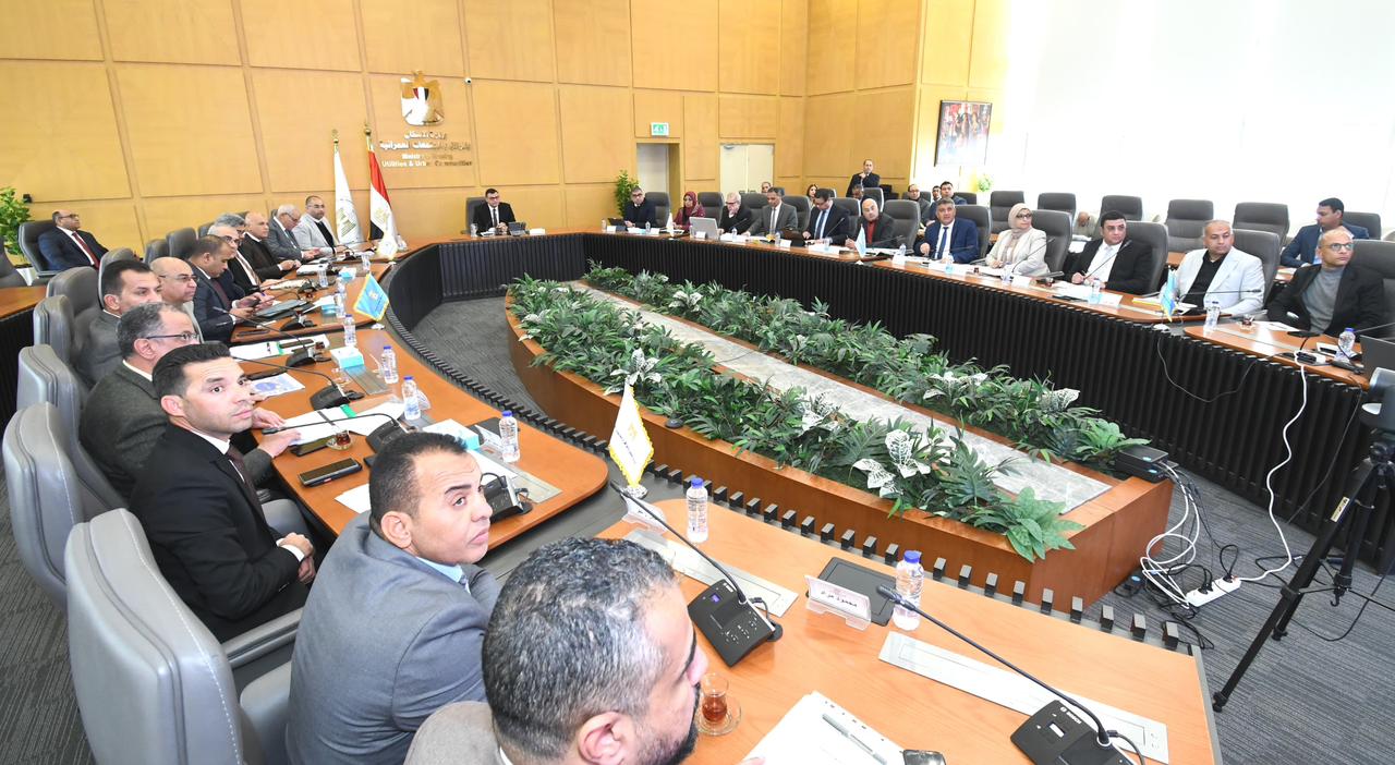 وزير الإسكان يتابع تنفيذ مشروعات هيئة المجتمعات العمرانية