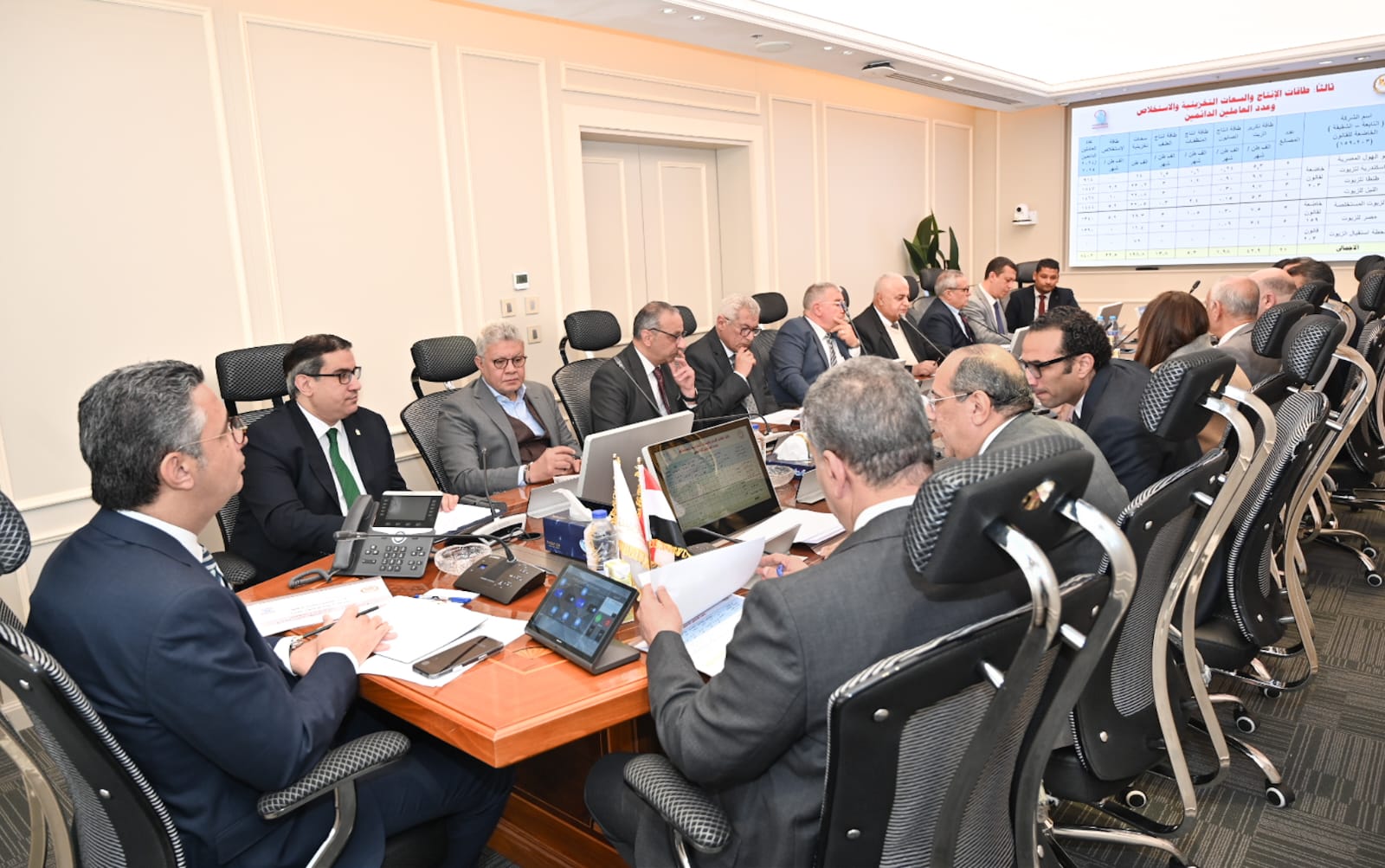 وزير التموين يجتمع برؤساء مجالس إدارات شركات الزيوت