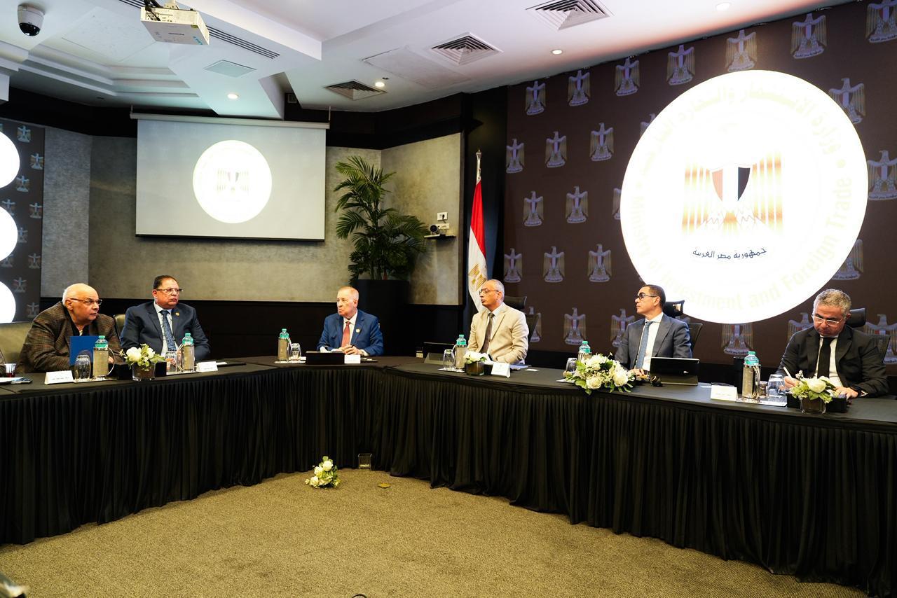 وزير الاستثمار يلتقي اعضاء اتحاد المستثمرين 