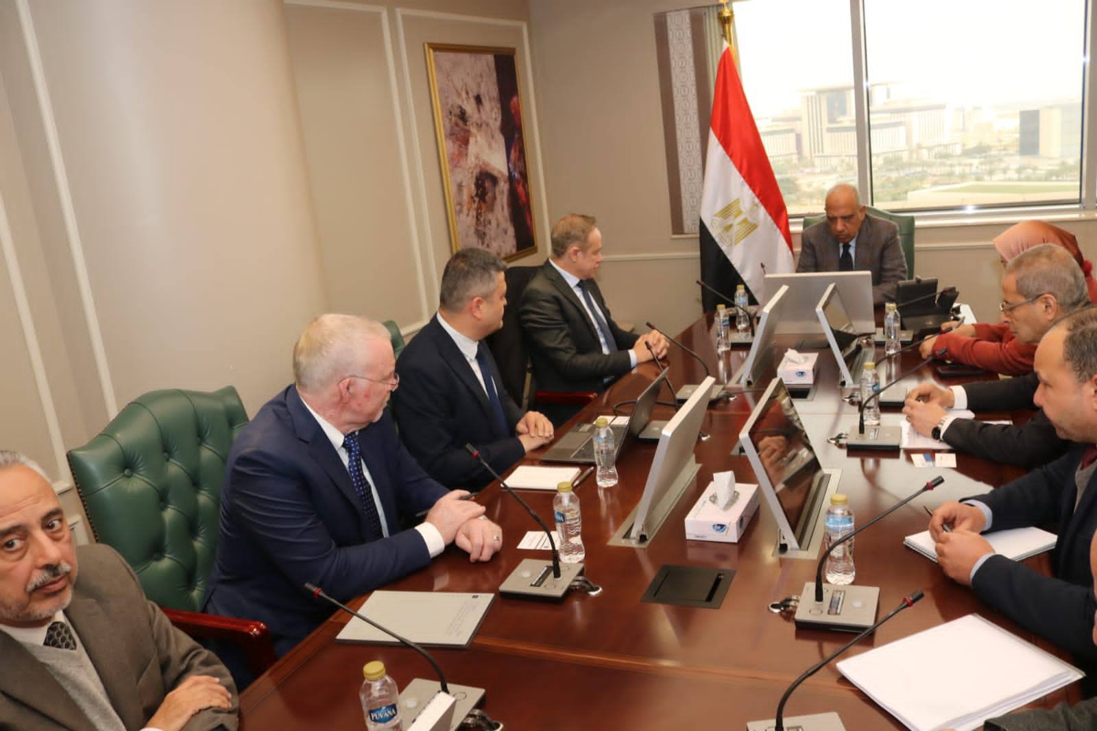 وزير الكهرباء يجتمع مع المدير الإقليمي لشركة أكوا باور