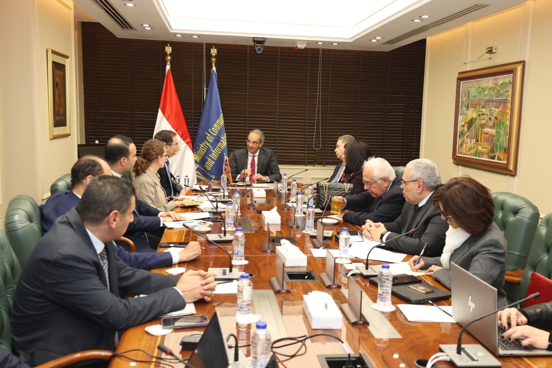 وزير الاتصالات يجتمع مع سفير المملكة المتحدة بالقاهرة