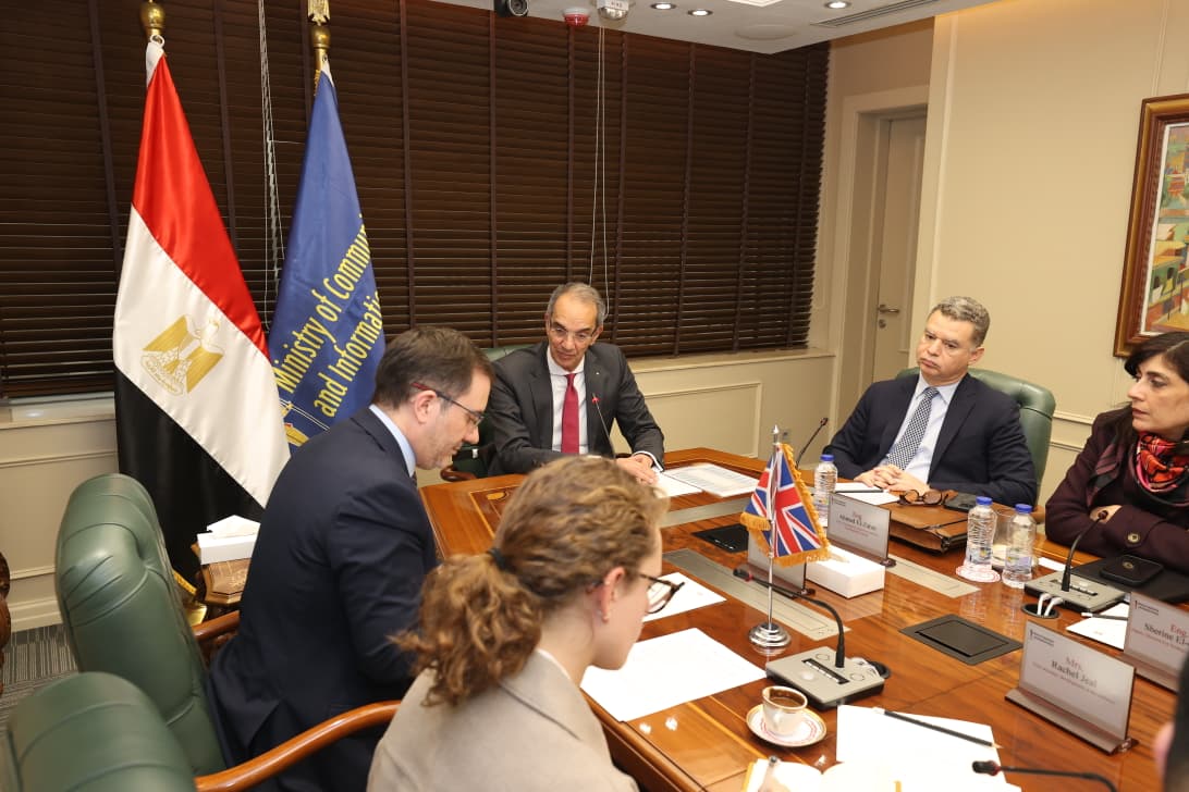وزير الاتصالات يجتمع مع سفير المملكة المتحدة بالقاهرة