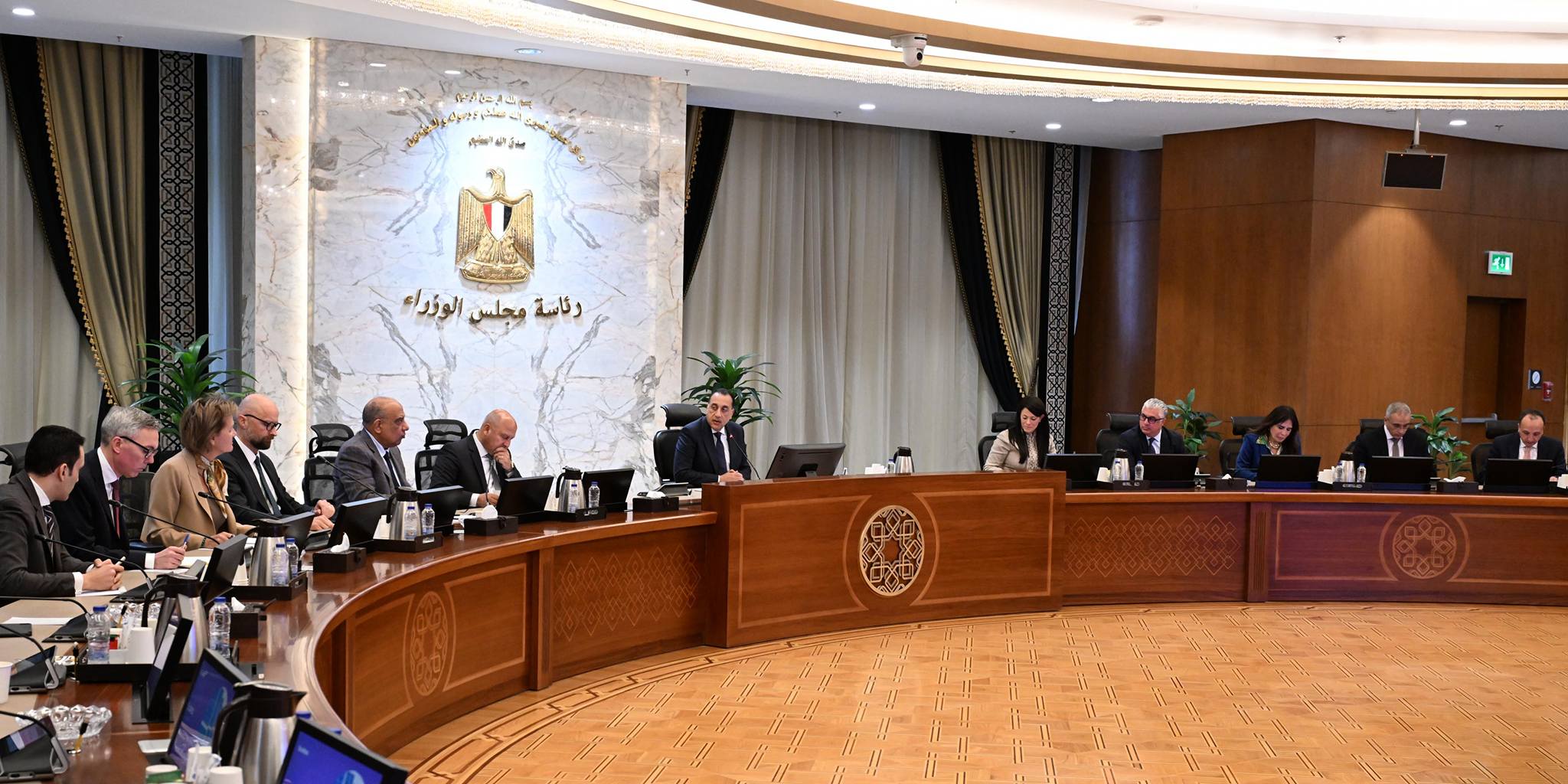 رئيس الوزراء يتابع موقف مشروع إنتاج الهيدروجين الأخضر