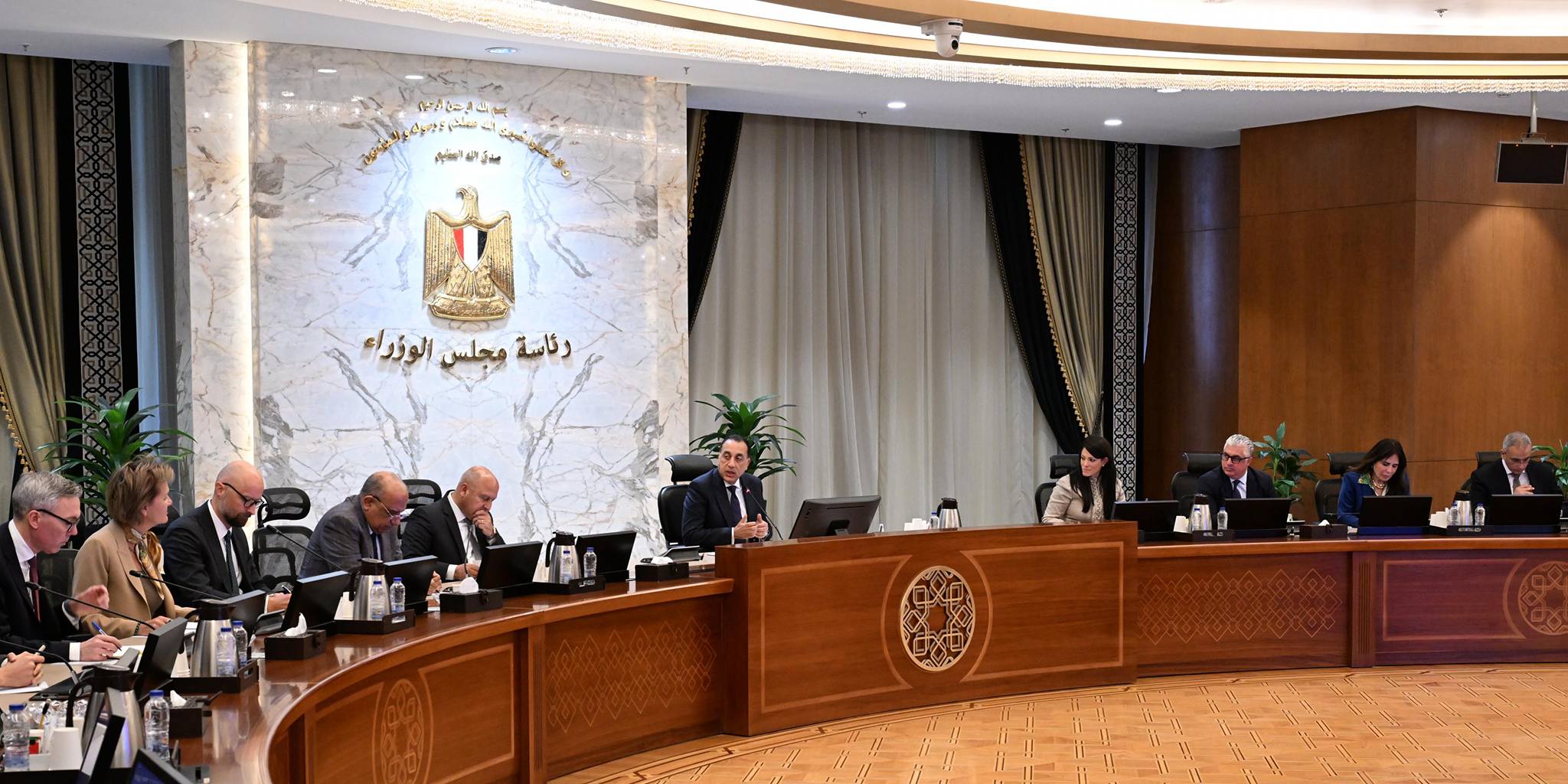 رئيس الوزراء يتابع موقف مشروع إنتاج الهيدروجين الأخضر