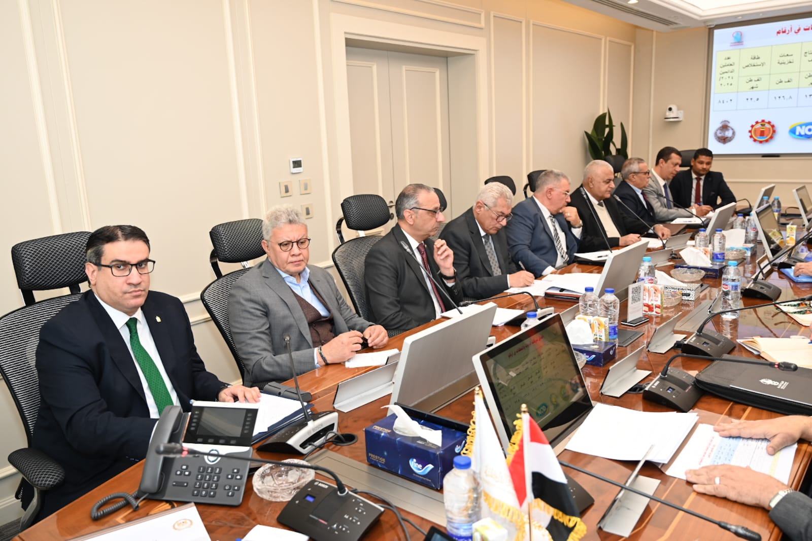 وزير التموين يجتمع برؤساء مجالس إدارات شركات الزيوت