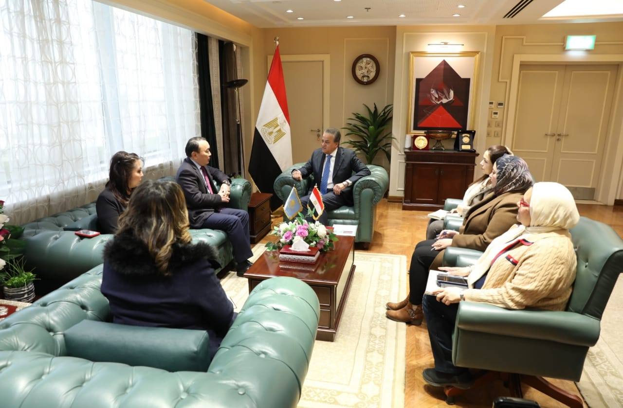 وزير الصحة يجتمع مع سفير كازاخستان