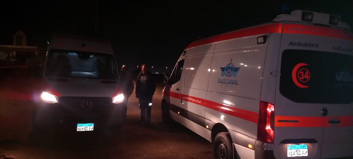 إنقاذ طاقم سفينة بضائع خارج المجرى الملاحى للقناه