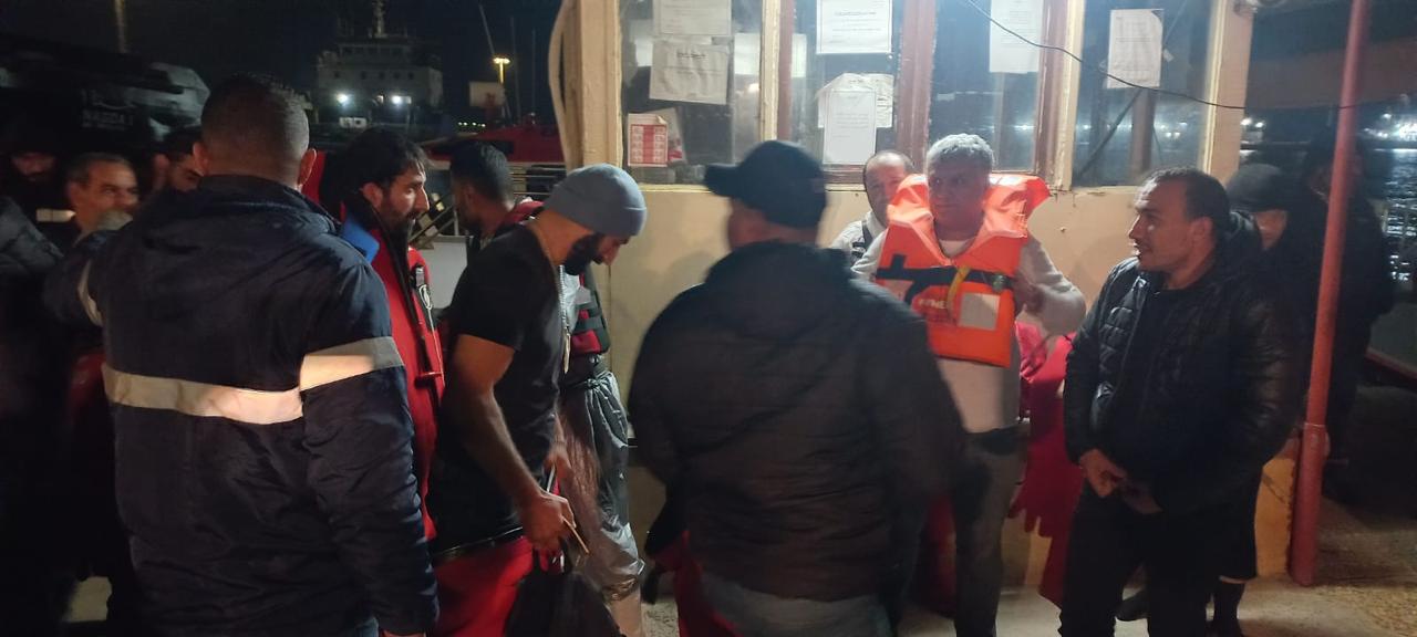 إنقاذ طاقم سفينة بضائع خارج المجرى الملاحى للقناه