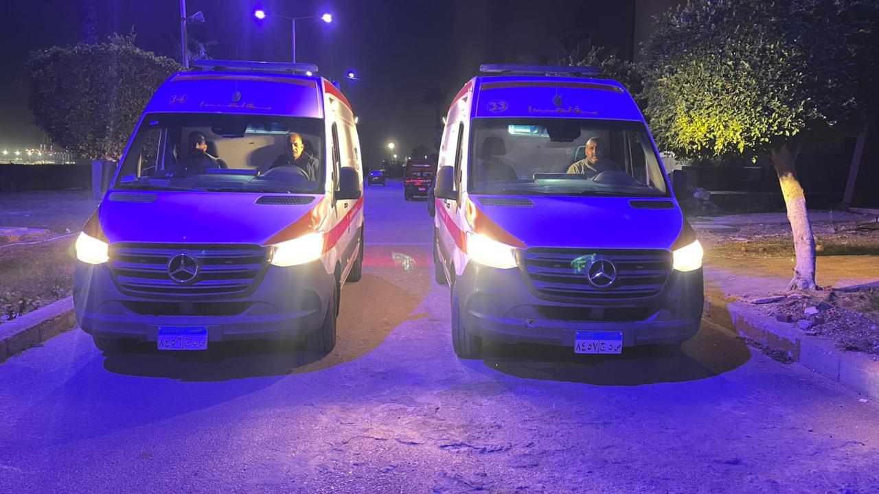 إنقاذ طاقم سفينة بضائع خارج المجرى الملاحى للقناه