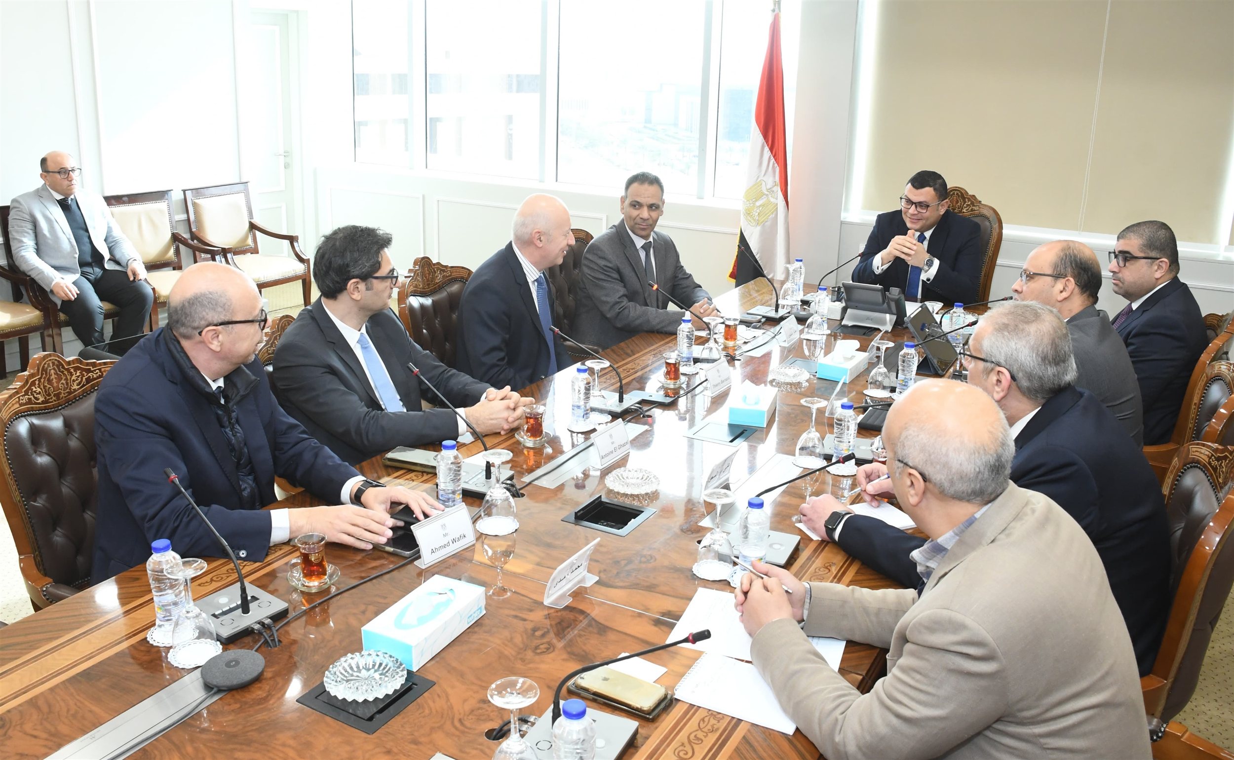 وزير الإسكان يلتقي وفداً من شركة سان جوبان الفرنسية 