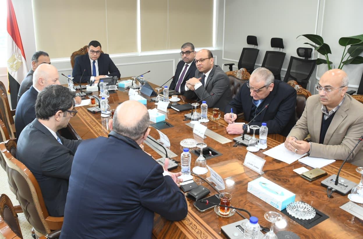 وزير الإسكان يلتقي وفداً من شركة سان جوبان الفرنسية 
