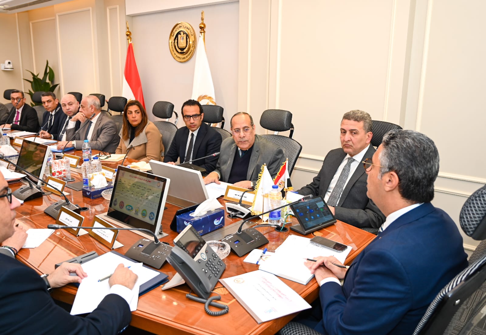 وزير التموين يجتمع برؤساء مجالس إدارات شركات الزيوت