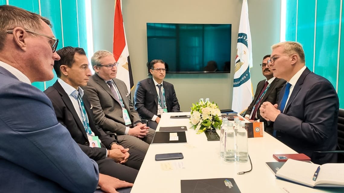  وزير البترول يجتمع مع مسئولو شركات كندية واسترالية
