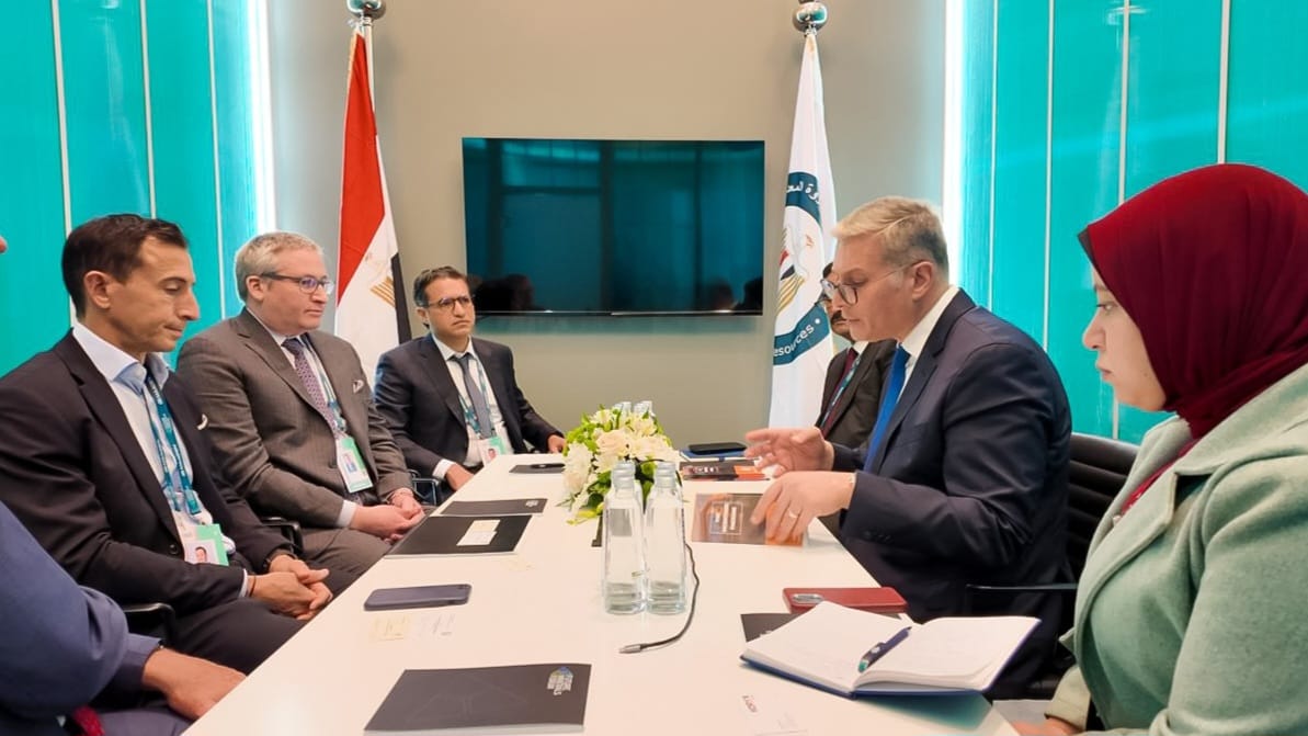  وزير البترول يجتمع مع مسئولو شركات كندية واسترالية