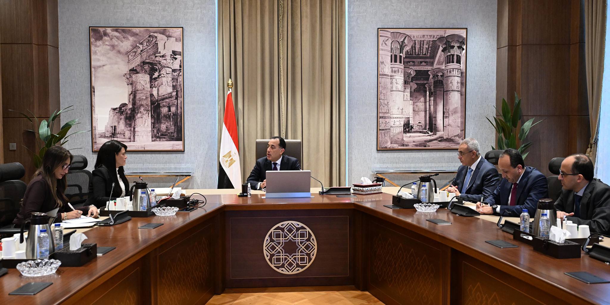 رئيس الوزراء يلتقي وزيرة التخطيط