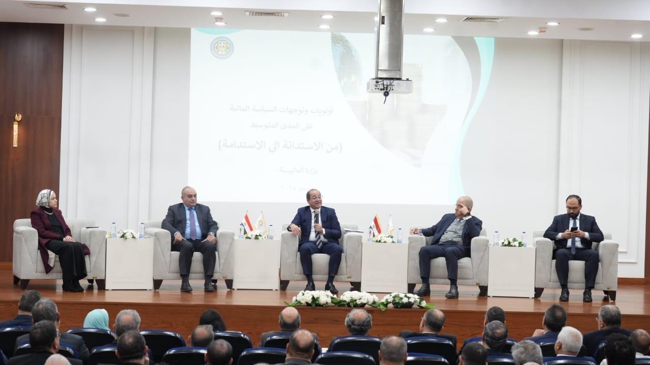 وزير المالية يجتمع مع ممثلي المجتمع الصناعي باتحاد الصناعات