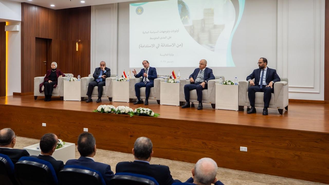 وزير المالية يجتمع مع ممثلي المجتمع الصناعي باتحاد الصناعات