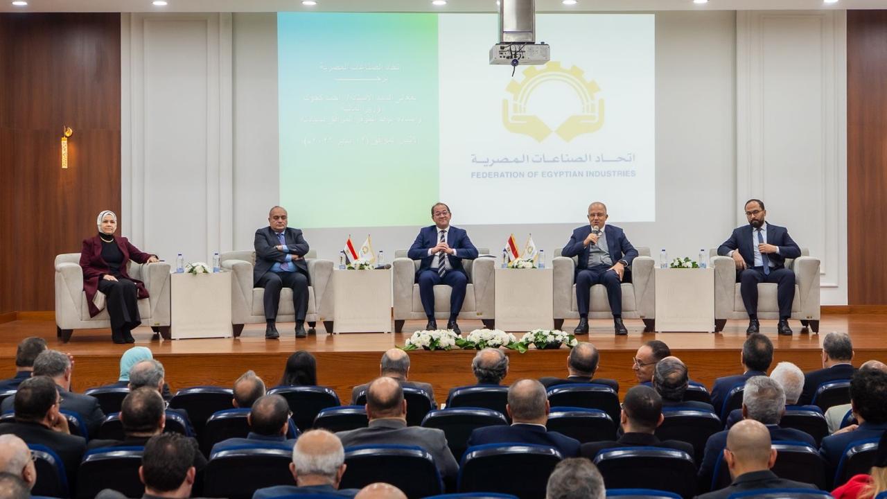 وزير المالية يجتمع مع ممثلي المجتمع الصناعي باتحاد الصناعات