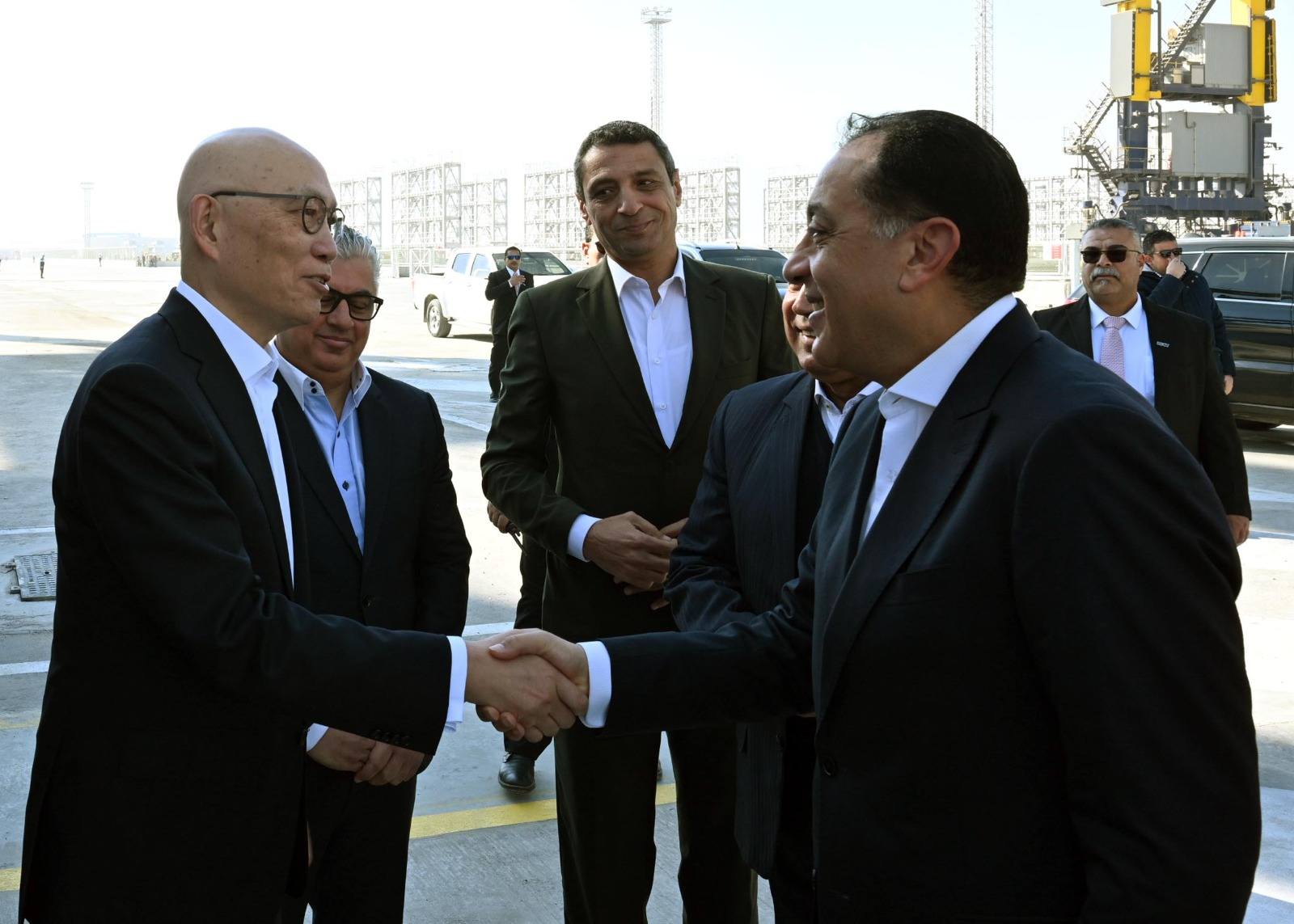 مدبولي يشهد بدء التشغيل التجارى لمحطة البحر الأحمر لتداول الحاويات